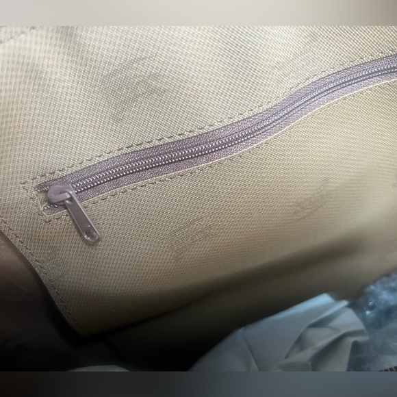 Burberry duffle traveling bag - Picture 16 of 17